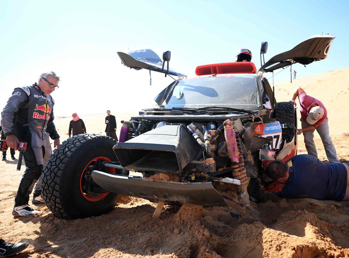 Carlos Sainz torna del Dakar amb dues vèrtebres fracturades