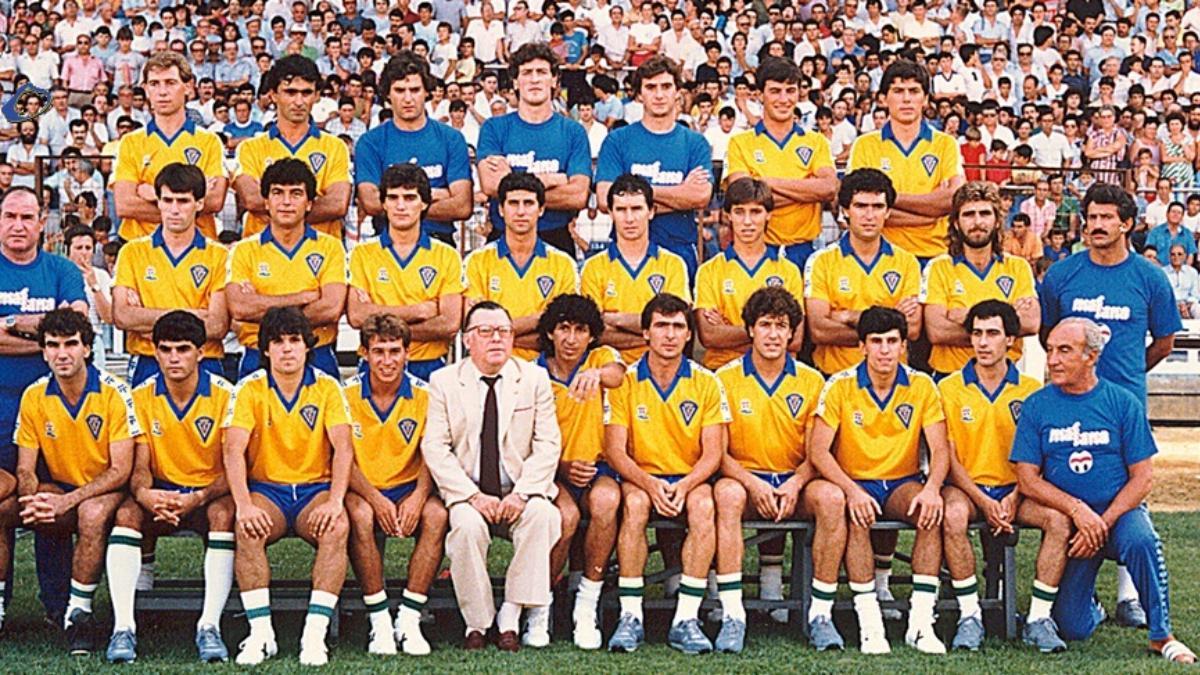 La plantilla inicial del Cádiz 86-87, con su presidente Manuel Irigoyen