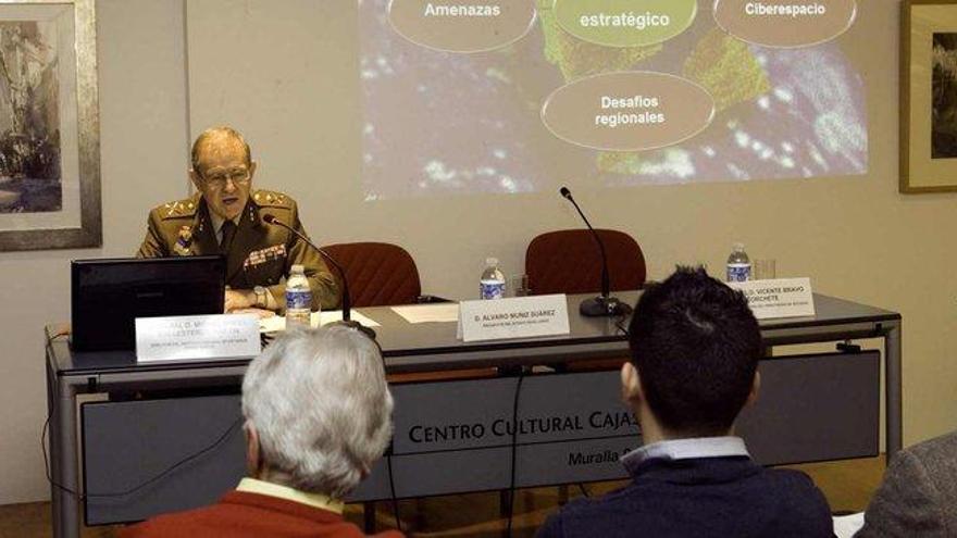 Ballesteros Martín, ayer, durante su intervención en el Ateneo Jovellanos.