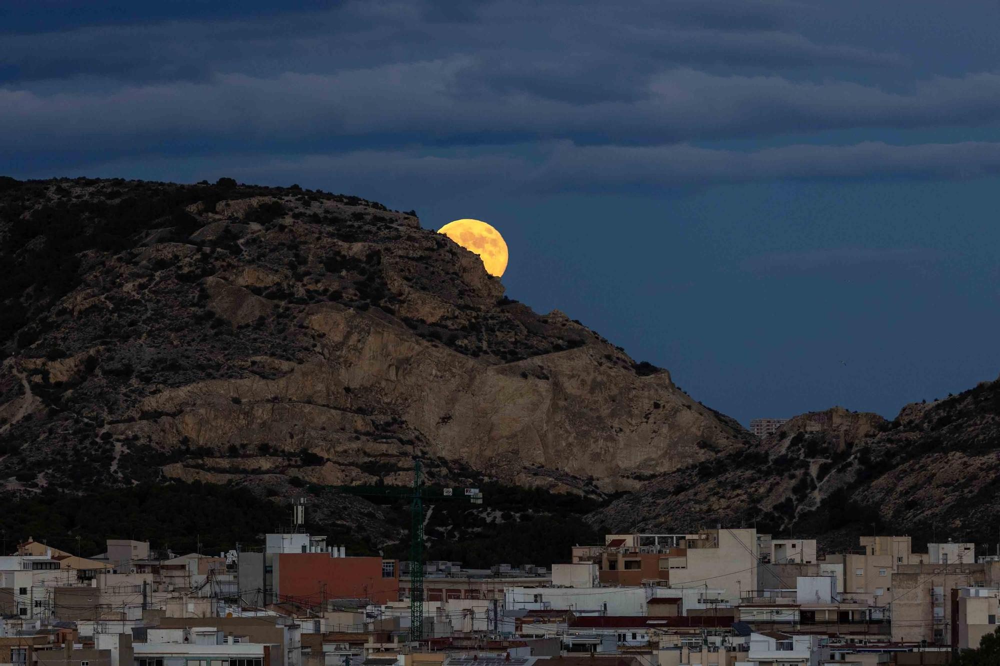 La Superluna del Cazador ilumina Alicante
