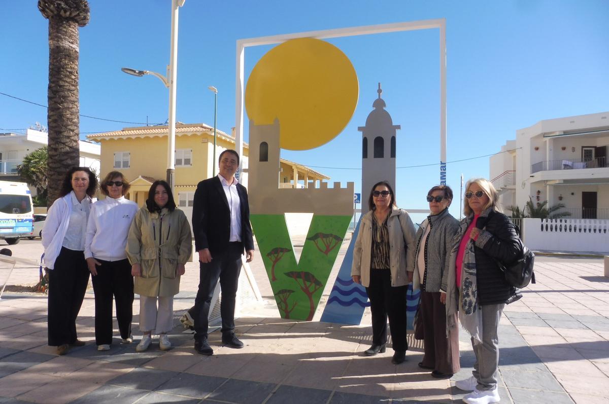 Llopis con representantes vecinales y del sector esta mañana tras la rueda de prensa.