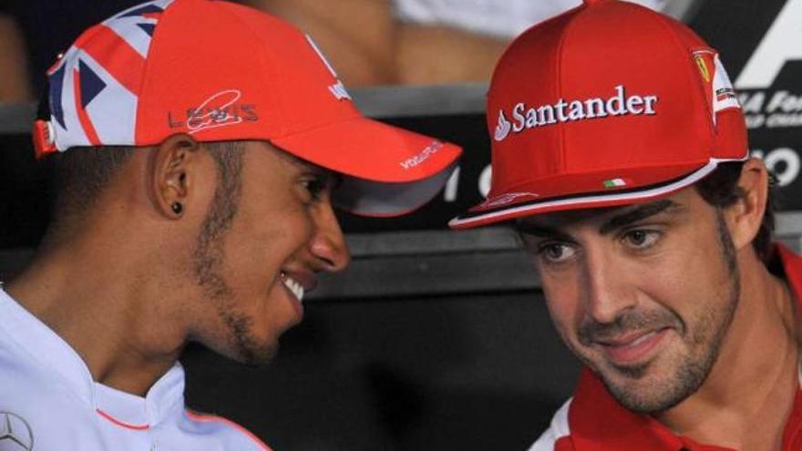 Hamilton comenta algo con Alonso en la sala de prensa del circuito de Monza. / luca zennaro / efe