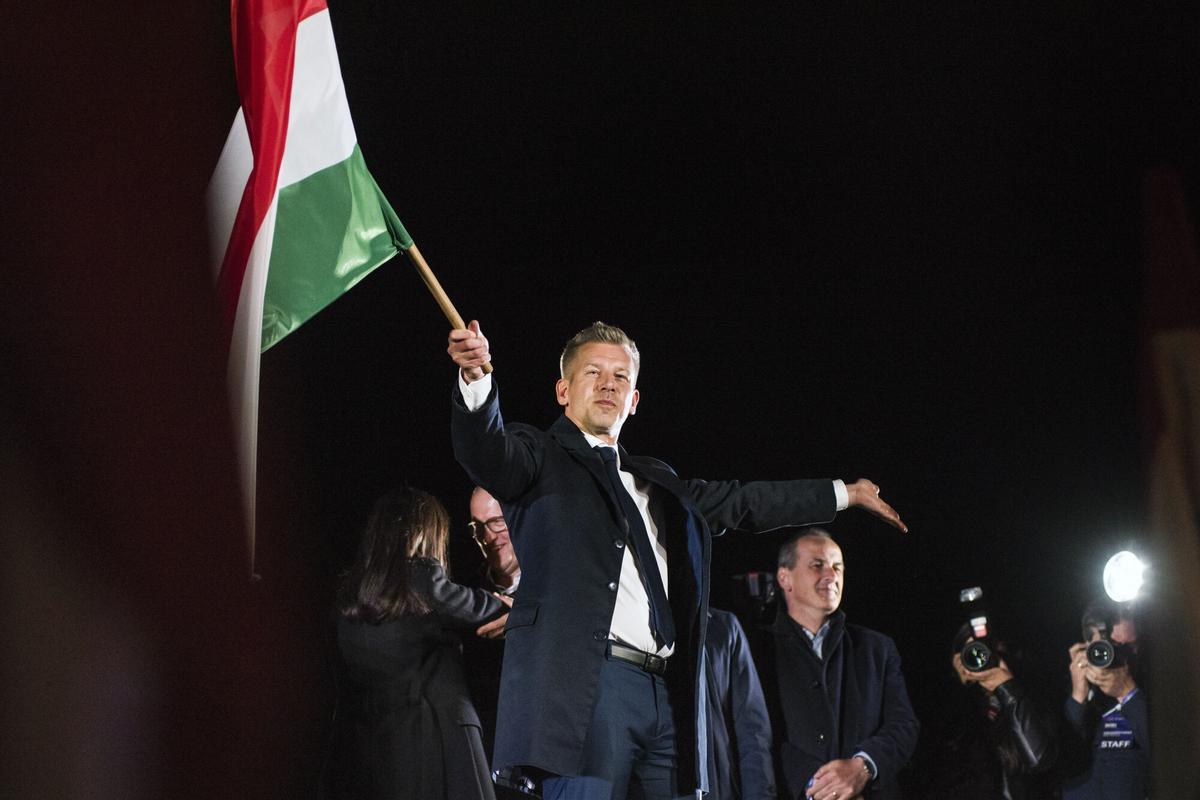 El líder de Tisza, Péter Magyar, ondea una bandera de Hungría en la celebración de su victoria en las elecciones, este domingo en Budapest.
