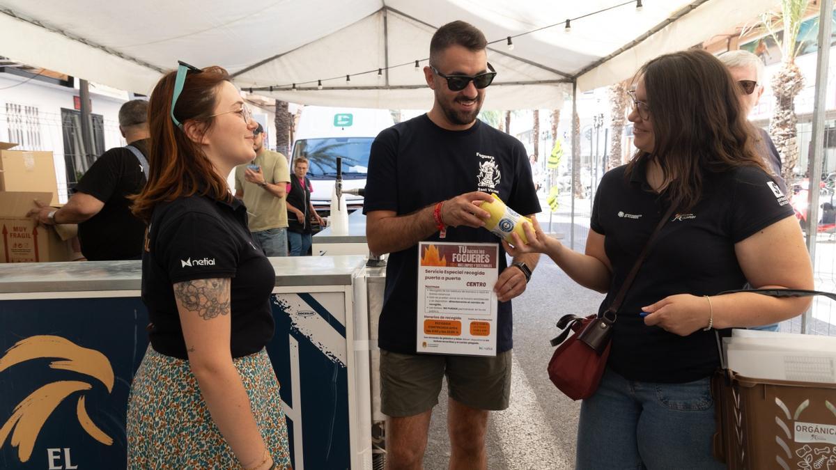 Educadoras ambientales de Netial informan a responsables de barracas y racós del nuevo servicio &quot;puerta a puerta&quot;.