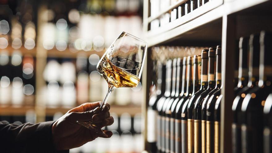 Te contamos qué vinos tienen el honor de obtener la máxima puntuación en la Guía Peñín 2025.