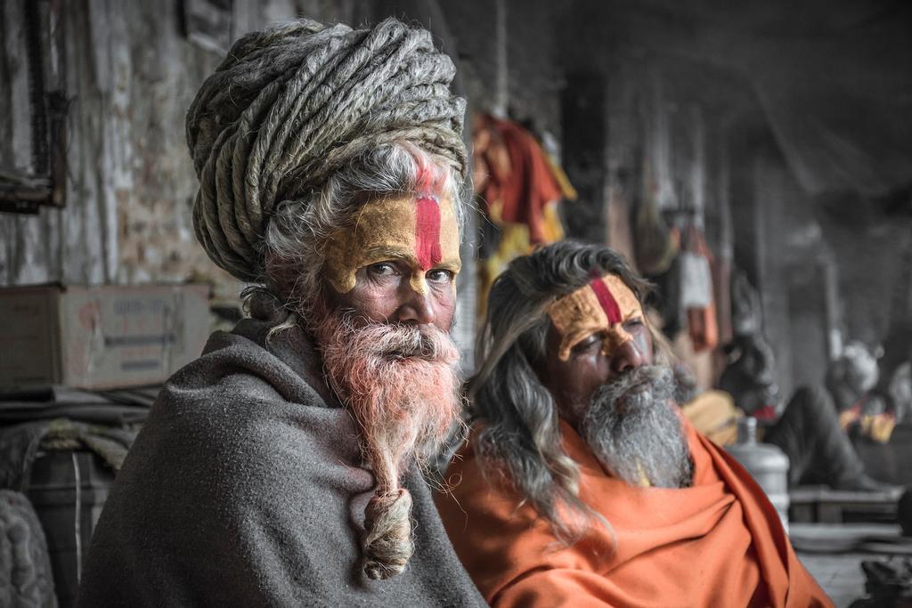 Sadhus (santones hindúes) en el templo Pashupatinath, Katmandú, Nepal.