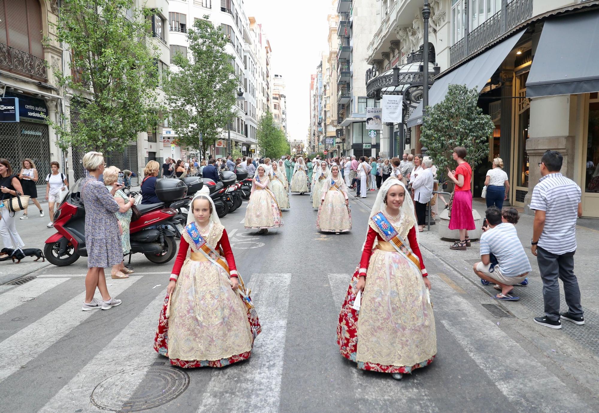 La calle San Vicente acoge la procesión "dels Xiquets" con tres generaciones falleras