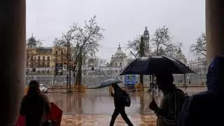 Las lluvias y tormentas por la dana Adam ponen en aviso a siete comunidades autónomas, Ceuta y Melilla el domingo, con alerta roja en Comunidad Valenciana