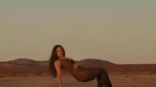 Rosalía levita en el nuevo videoclip de ‘Sauvignon blanc’, un brindis para desprenderse de lo material en el desierto