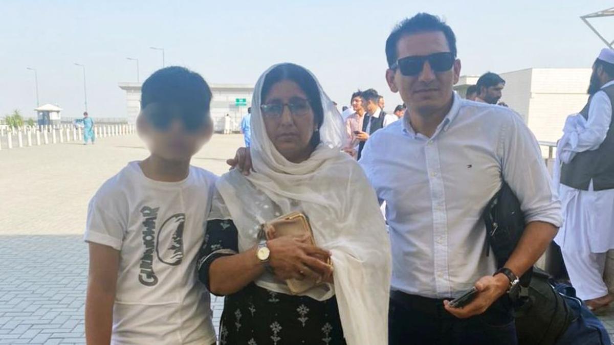 La madre de las chicas asesinadas en Pakistán, saliendo del aeropuerto de Islamabad destino a Barcelona