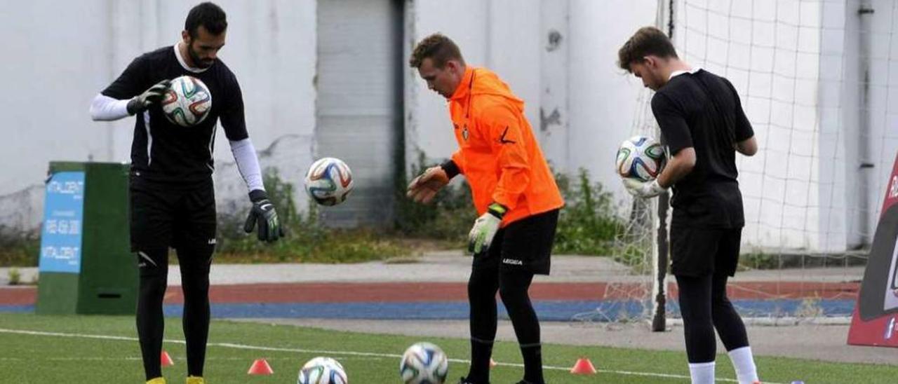 Chechu Grana, a la izquierda, junto a Bussman y el meta juvenil David Bengoa, durante un entrenamiento.