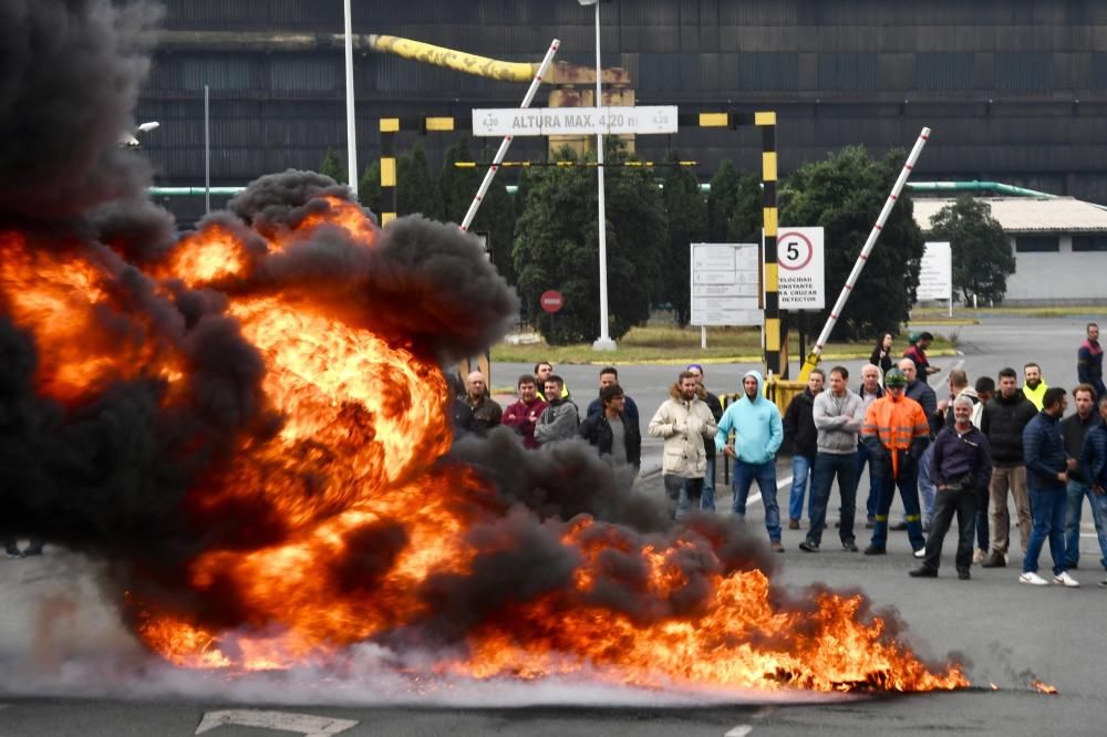 Quema de neumáticos en Alcoa por el cierre