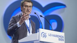 El presidente de la Xunta de Galicia y candidato a la presidencia del PP, Alberto Núñez Feijóo, en el Palacio de Congresos y Exposiciones de Sevilla