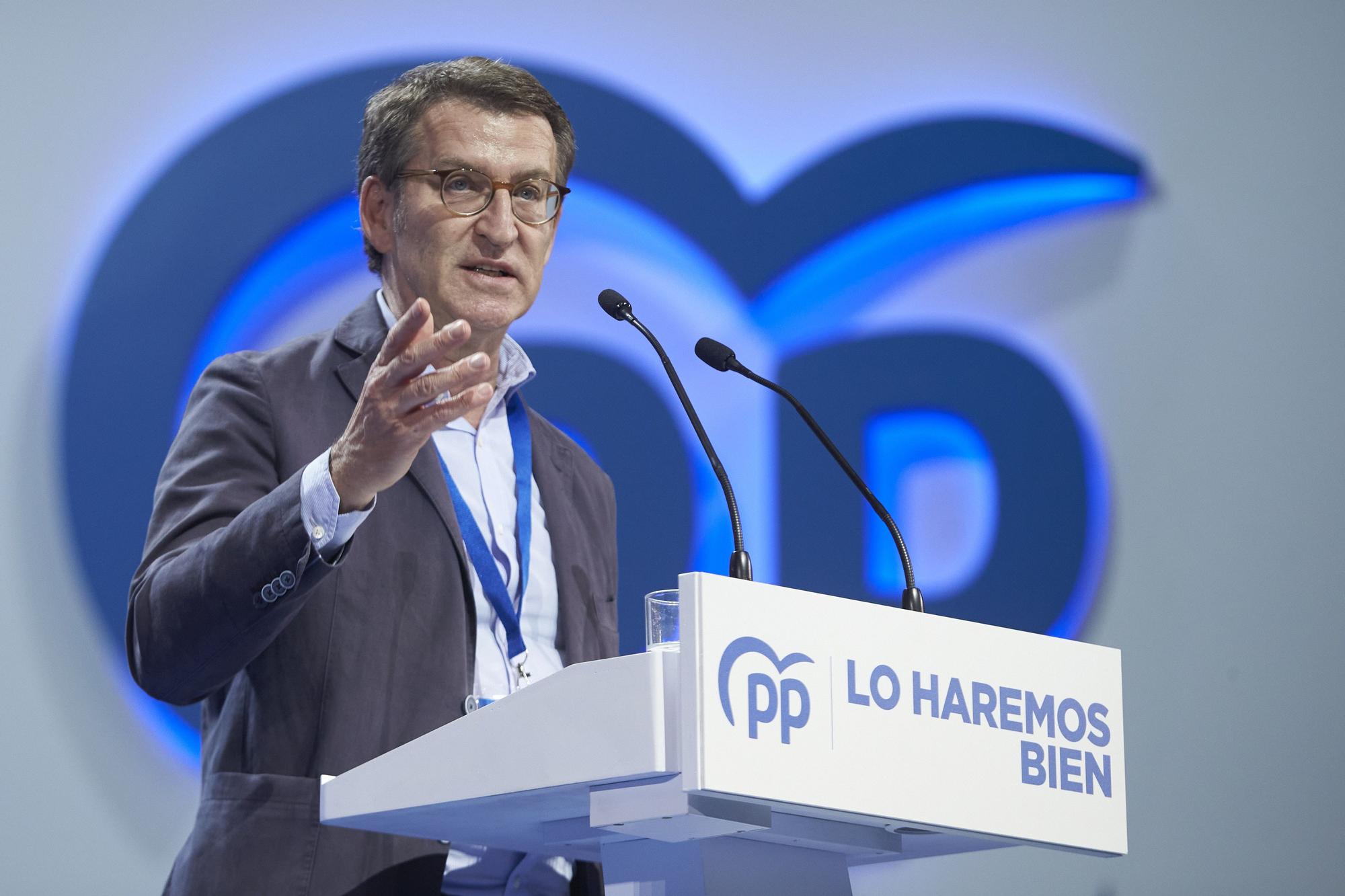 El presidente de la Xunta de Galicia y candidato a la presidencia del PP,  Alberto Núñez Feijóo, en el Palacio de Congresos y Exposiciones de Sevilla