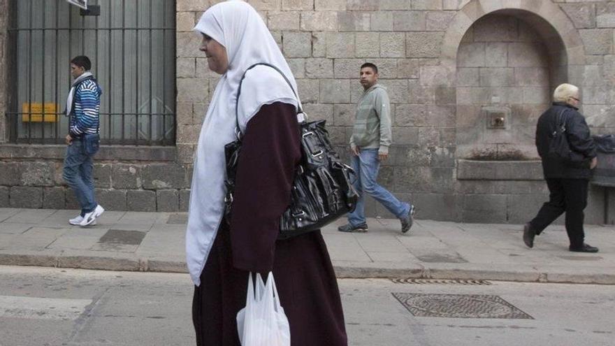 Una mujer con un velo islámico, en Barcelona.
