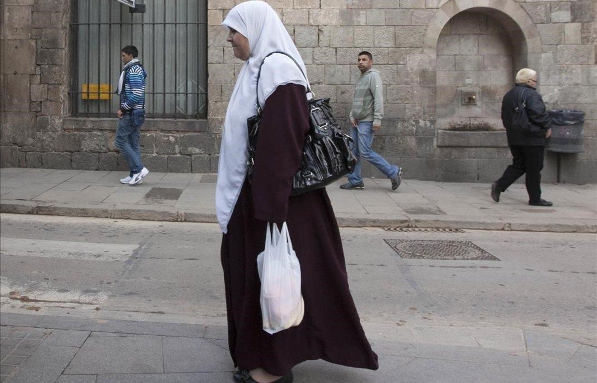 Una mujer con un velo islámico, en Barcelona.