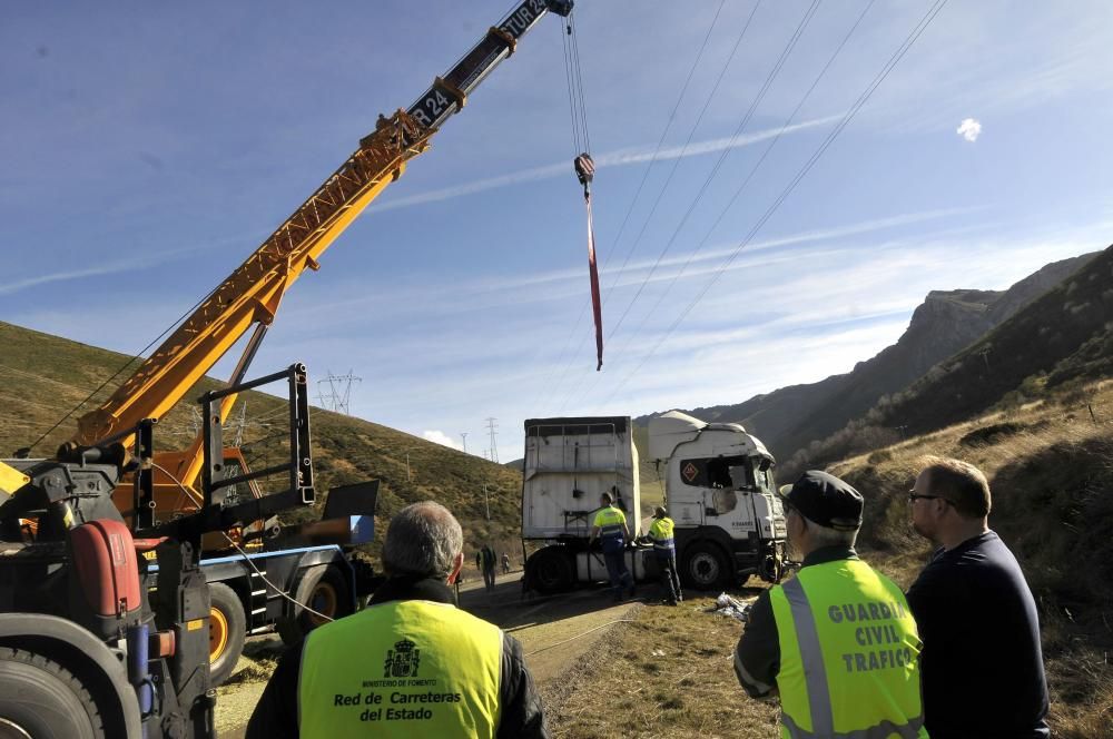 El vuelco de un camión obliga a cortar la carretera de Pajares