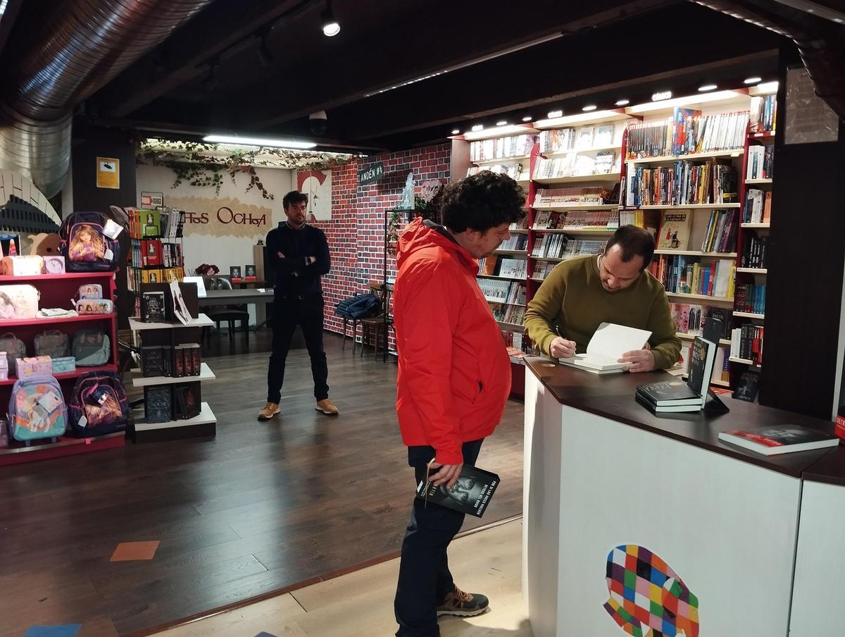 Ángel Martín vuelve a las librerías con 'Detrás del ruido