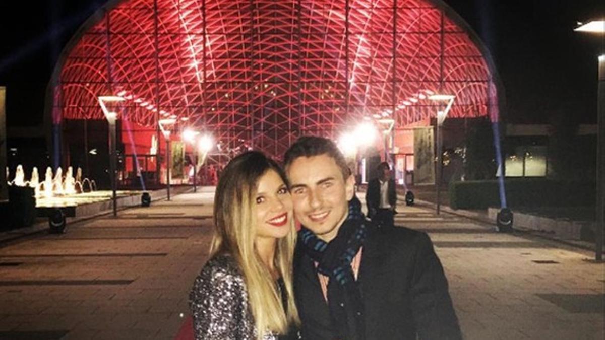 Jorge Lorenzo celebra el triunfo con su novia, Nuria Tomás