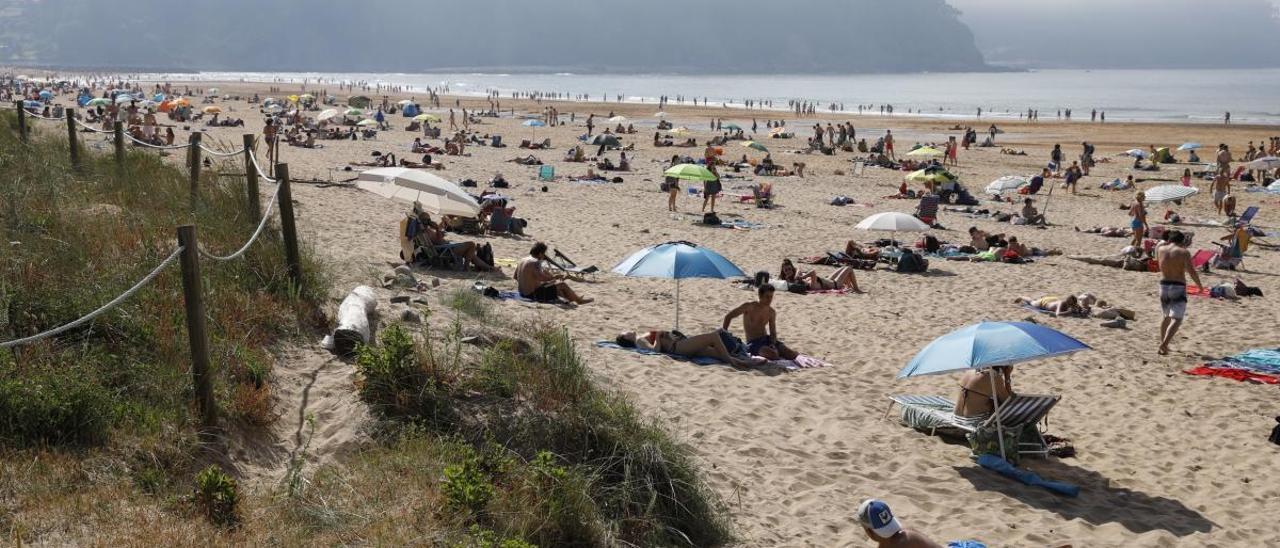 La propuesta de reducir a un tercio el aforo deja a miles de asturianos sin playa