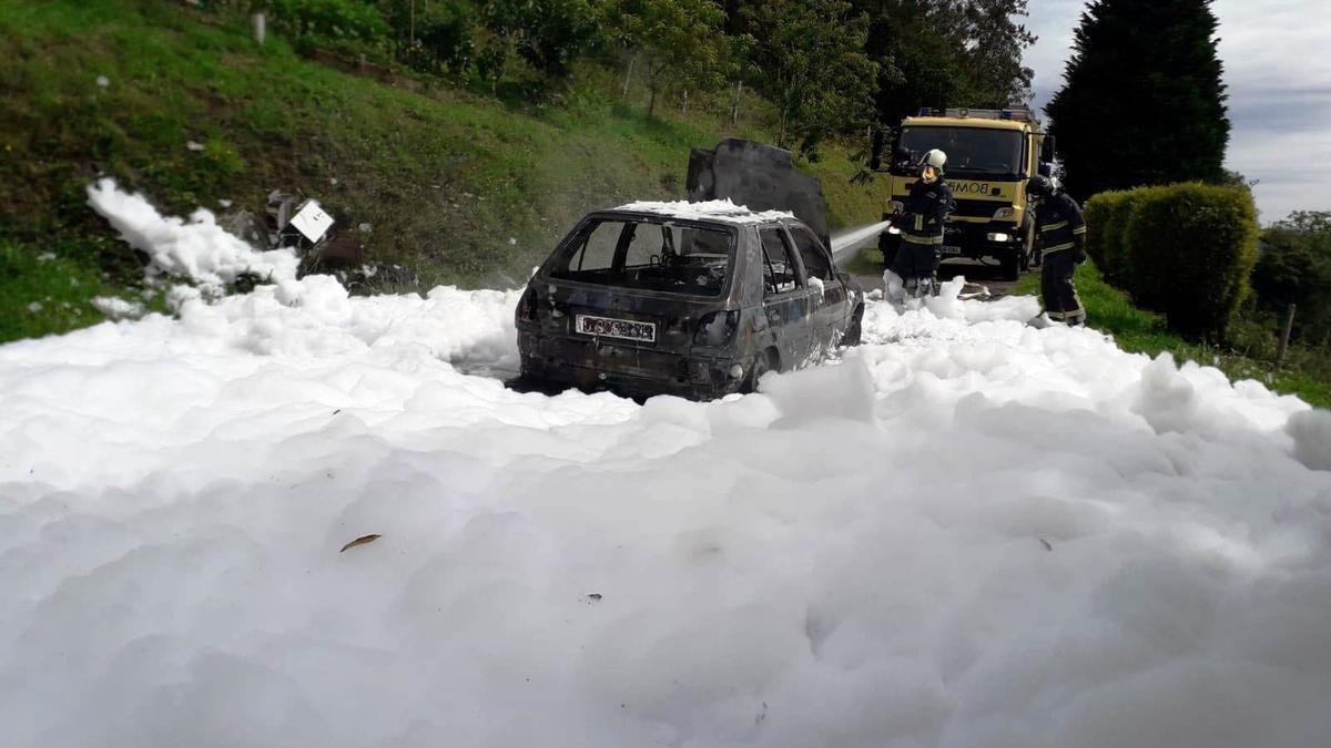 Coche completamente quemado en Candaosa (Castropol)