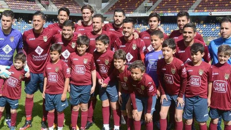 Los benjamines, con el primer equipo. // Rafa Vázquez