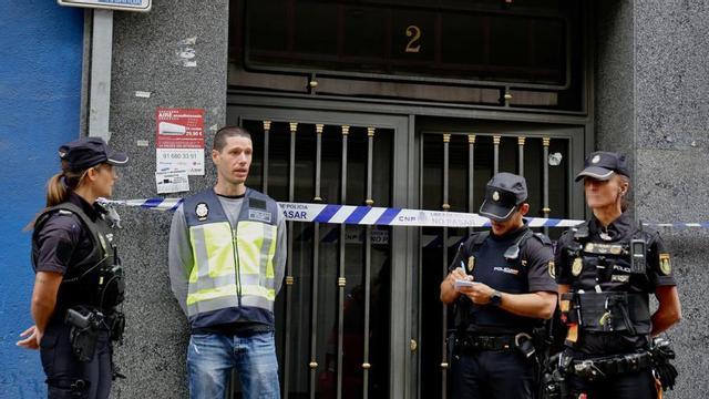 Archivo - Varios agentes de Policía toman nota durante los trabajos de inspección de la Policía Nacional y Científica, en el domicilio donde Juana Canal.