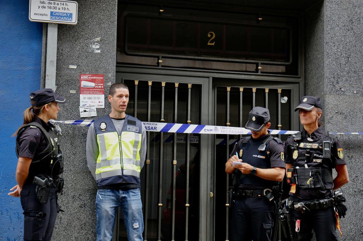 Archivo - Varios agentes de Policía toman nota durante los trabajos de inspección de la Policía Nacional y Científica, en el domicilio donde Juana Canal.