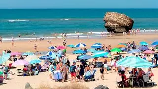 Matalascañas activa su nueva zona azul: esto pagarán los turistas por aparcar en primera línea de playa al día