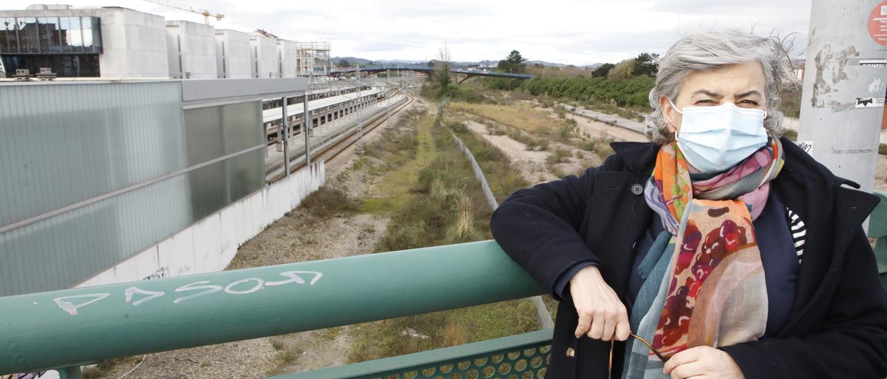 Ana González, en el viaducto de Carlos Marx, con la estación provisional de Sanz Crespo a la izquierda de la imagen.