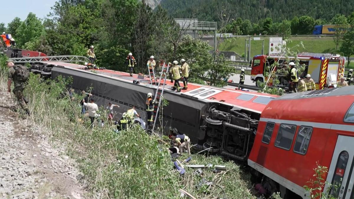 Almenys tres morts al descarrilar un tren a Alemanya