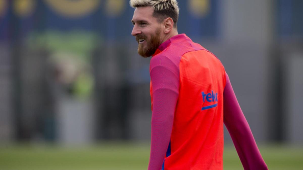 Leo Messi empezó a correr sobre el césped este lunes