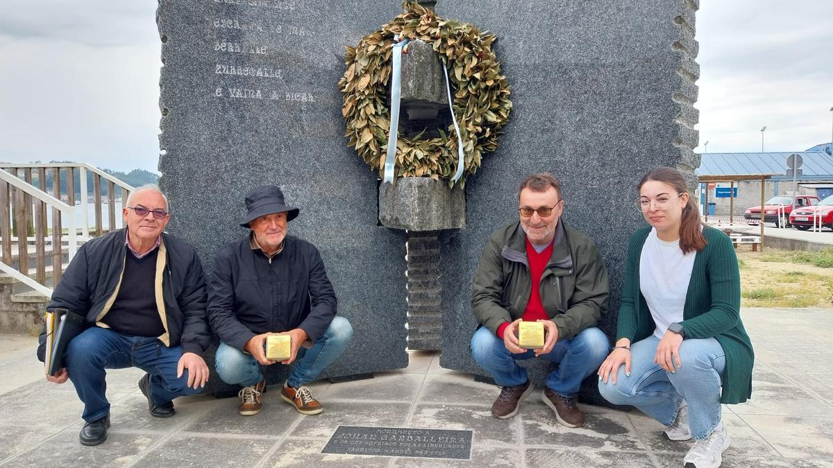 De izquierda a derecha.: Xosé Novas, José González con el «stolpersteine» de su tío, José Manuel Rey con «stolpersteine» de su abuelo y la concejala de Cultura de Bueu, Carmen García, en el lugar donde se colocarán los adoquines de la memoria.