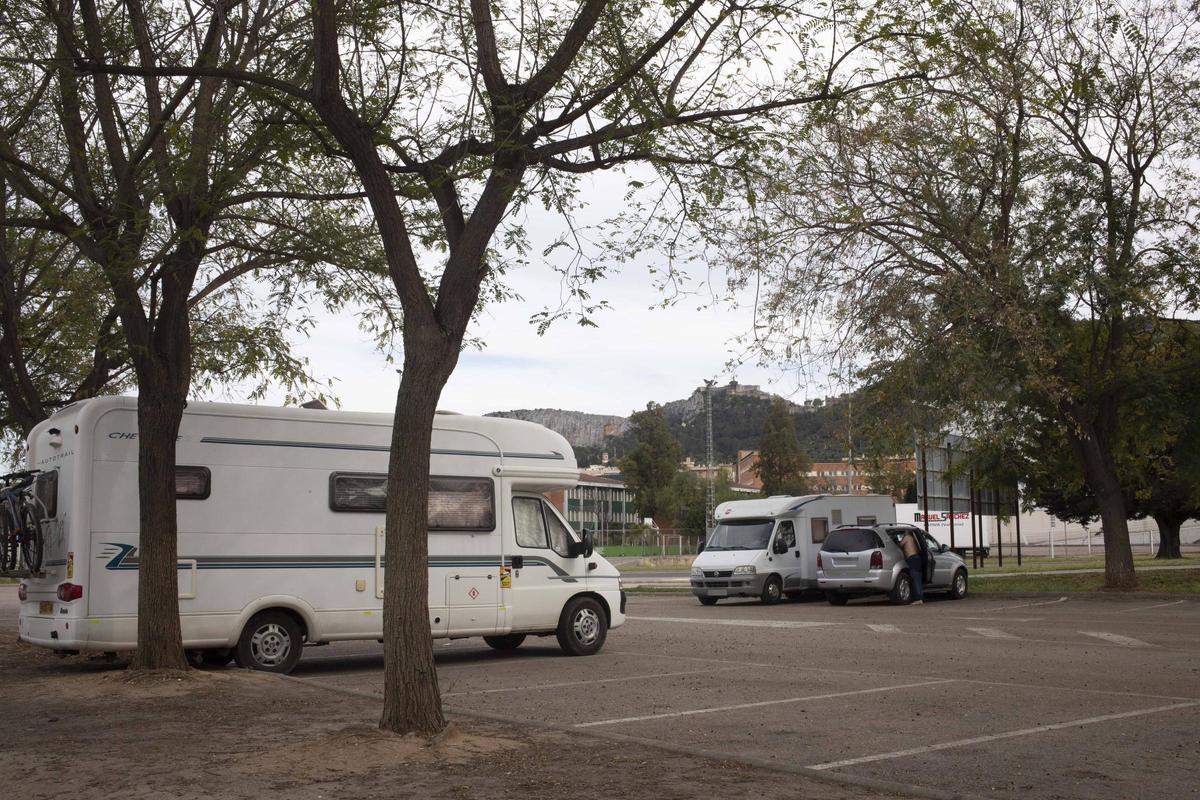 Parking de autocaravanas en el polideportivo Les Pereres de Xàtiva.