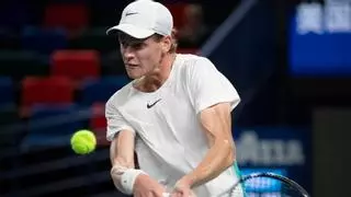 Sinner abandona tras acabar su partido a las tres de la madrugada...¡y los jugadores 'cargan' contra la ATP!