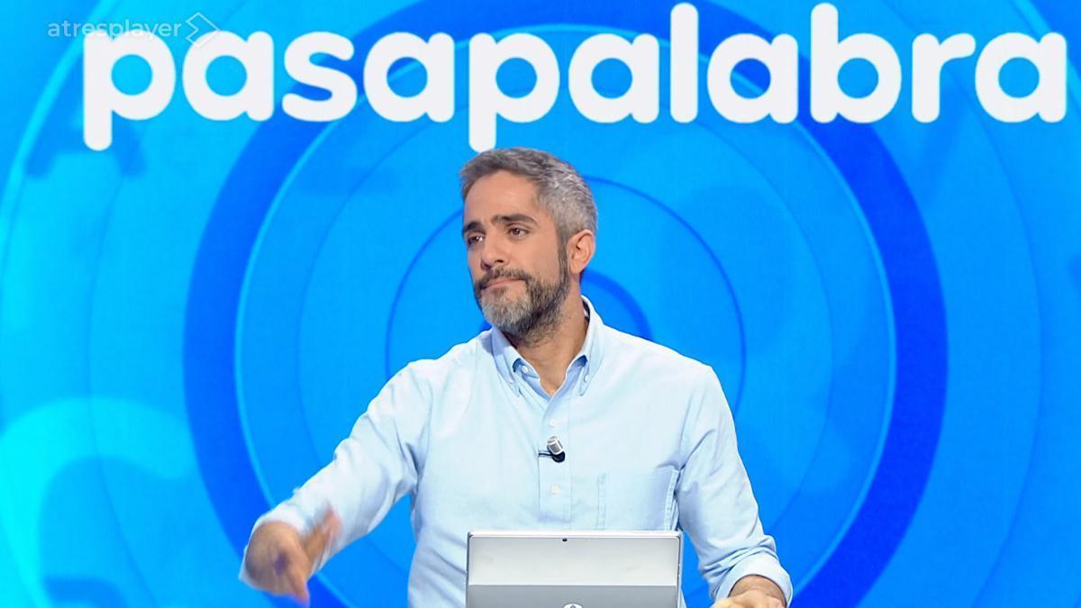 El periodista y escritor Roberto Leal al frente de su programa en Antena 3,  «Pasapalabra».