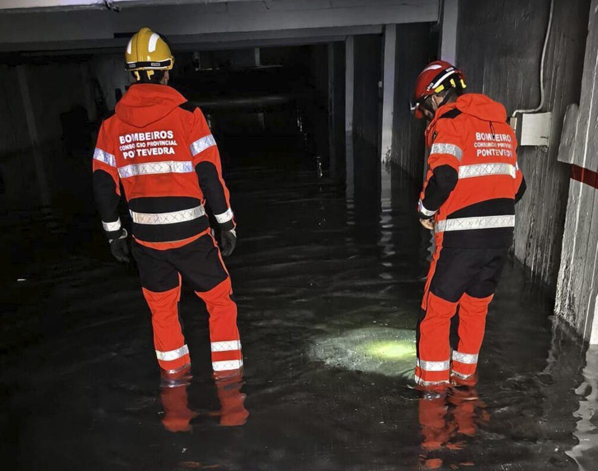 Bomberos en el garaje inundado en Ramón Cabanillas en Moaña. | FDV