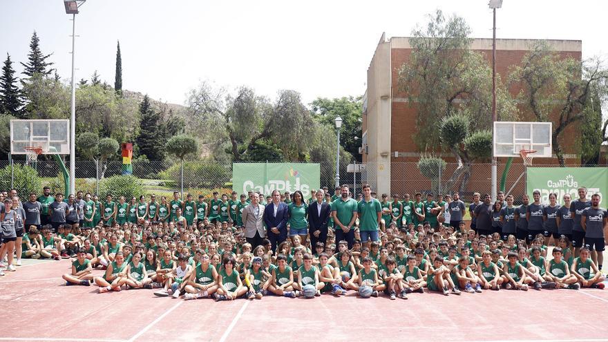 Carlos Cabezas, Pablo Sánchez y Noemí Ugochukwu, en la inauguración de los Campus Fundación Unicaja