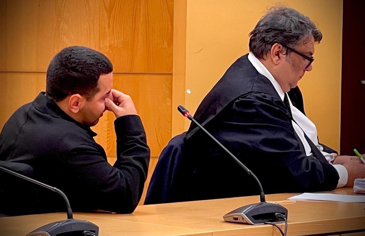 A la izquierda, el acusado junto a su abogado en la sesión en la que se acordó la conformidad.