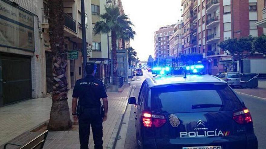 Roba a punta de cuchillo a su vecino en Castellón