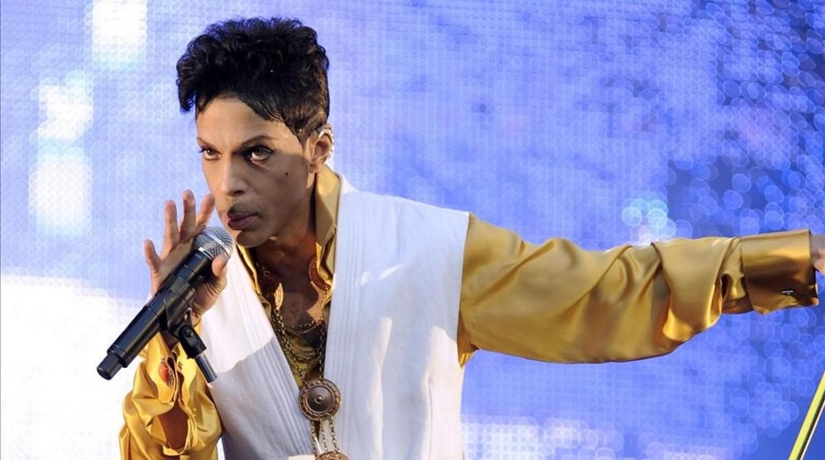 El cantante y músico Prince en Saint-Denis, París el 30 junio 2011.