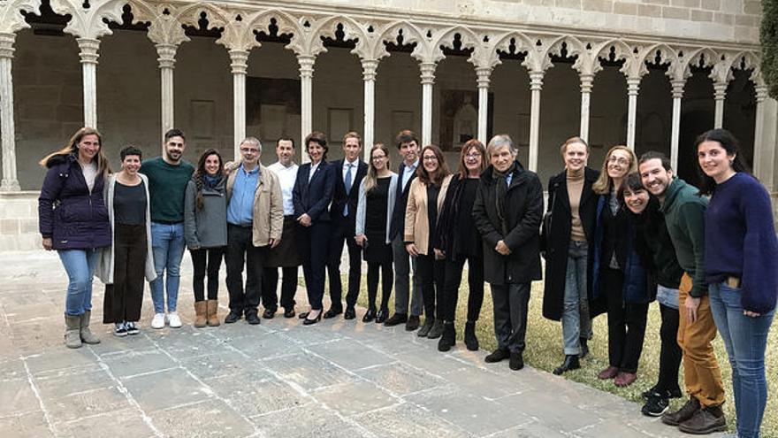 Representantes del Sant Francesc Hotel Singual y de la Fundació IReS durante la &#039;chocolatada&#039; de este miércoles