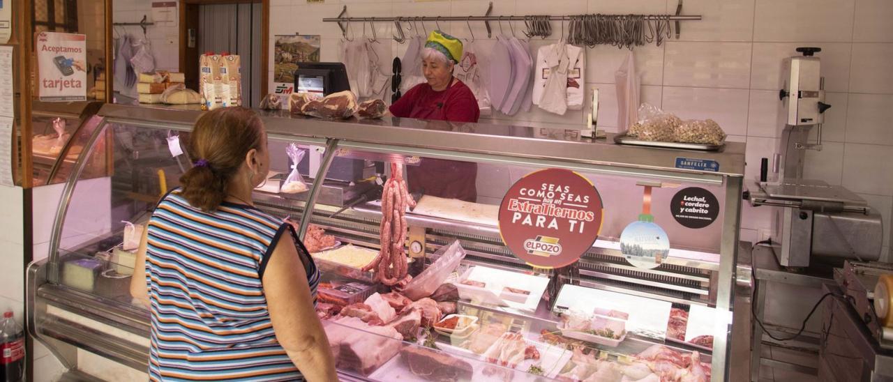 María José Bosch seguirá trabajando en la carnicería de la calle Almas, después de abandonar el local junto al mercado sedentario. | PERALES IBORRA