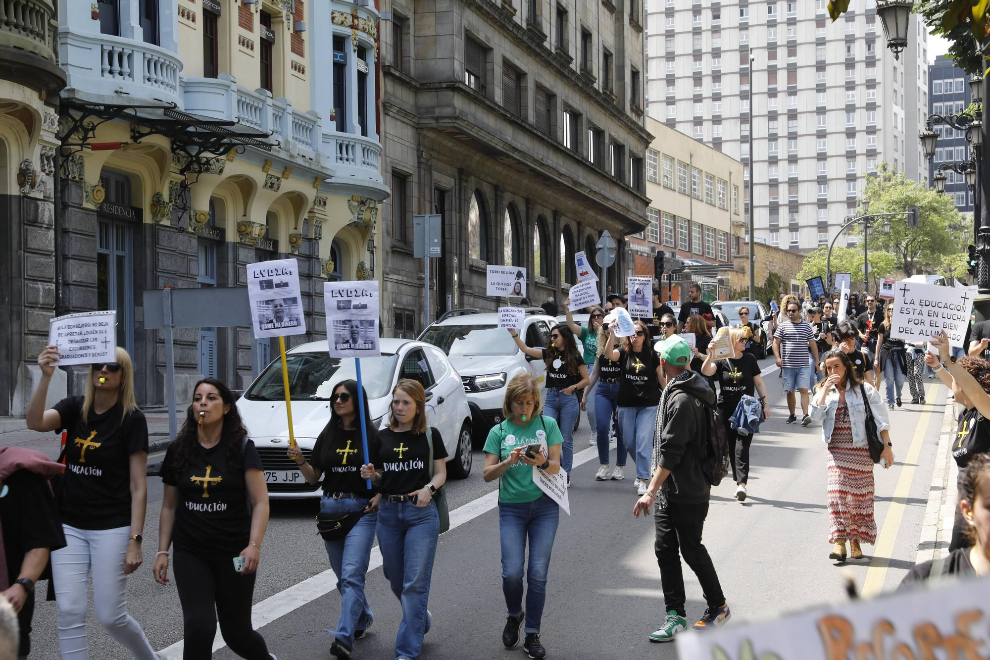 EN IMÁGENES: Segunda jornada de huelga de los profesores y protestas en Oviedo