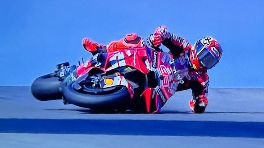 Márquez se cae a 192 km/h, se levanta y logra el mejor tiempo en EEUU