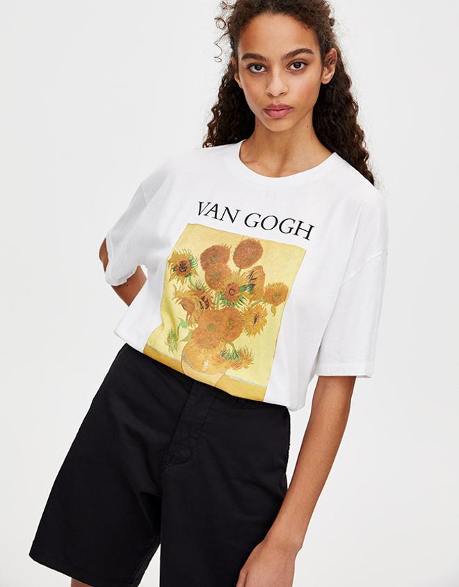 Camiseta blanca con motivo de Los girasoles de Van Gogh, de Pull &amp; Bear