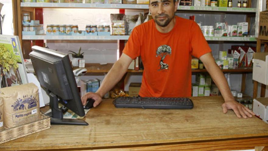 Cándido Martínez, en la tienda de Árbore. // José Lores