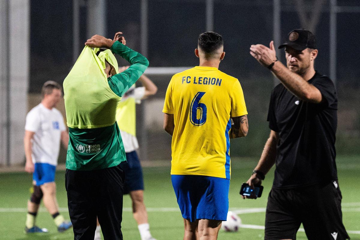 Barcelona. 14/10/2025. Entender Mas. El equipo Legión FC, integrado por jugadores ucranianos que han huido de la guerra, en el Camp Municipal de Futbol Vallbona. AUTOR: Marc Asensio Barcelona, Catalunya, España, Ucrania, futbol, deporte, inclusión, comunidad ucraniana, guerra, Nou Barris, equipo, Vallbona, Taras Kis, FC Legión