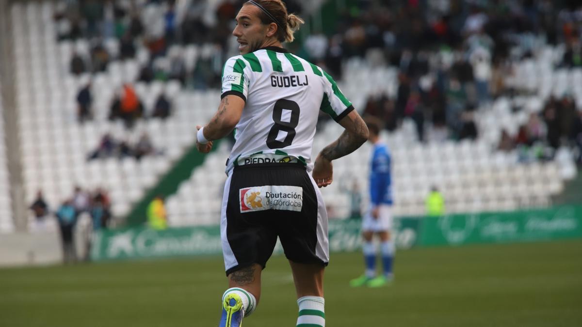 Gudelj, en su estreno como jugador blanquiverde en El Arcángel.