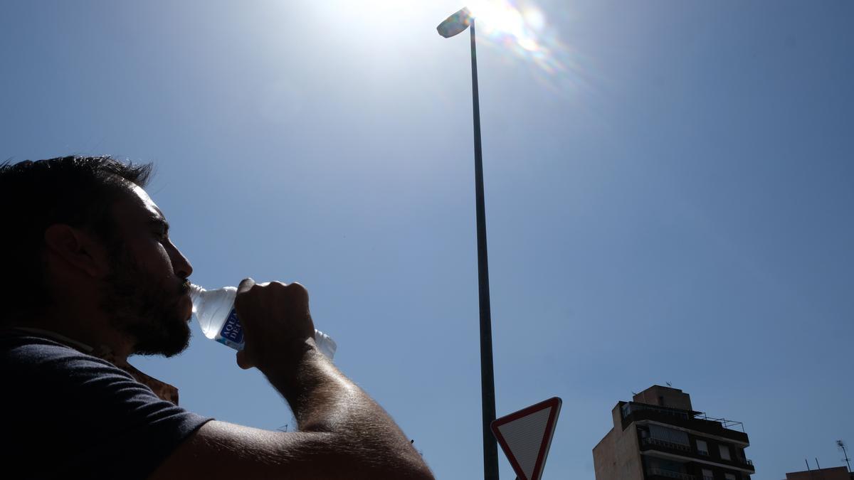 La hidratación es muy importante para combatir las altas temperaturas de estos días.